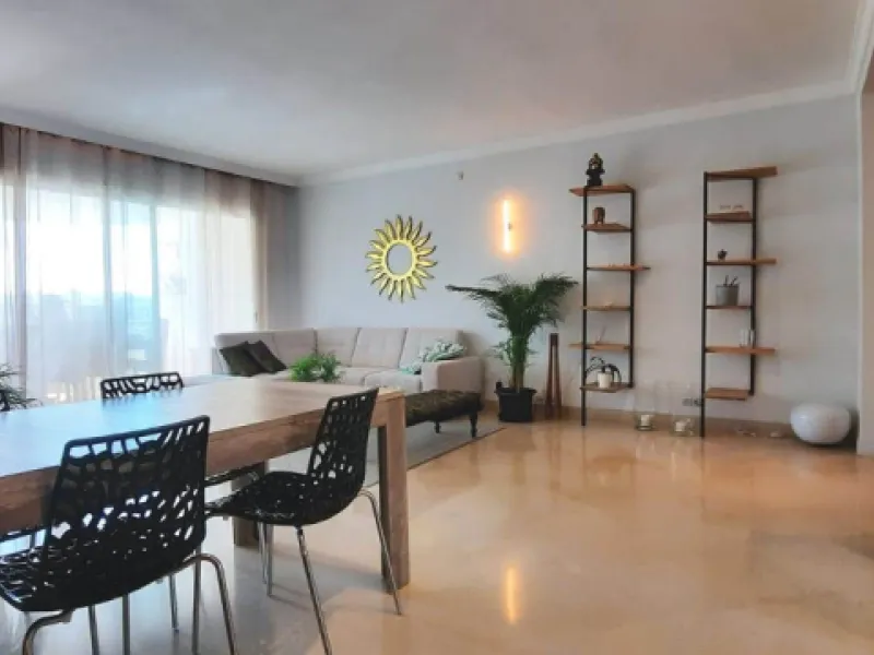 Apartment on the Golden Mile of Marbella. It is located in an exclusive complex with tropical gardens and community pool 500m from Casablanca Beach and Trocadero Playa. The urbanization is located 10 minutes walk from the center of Marbella and 10 minutes