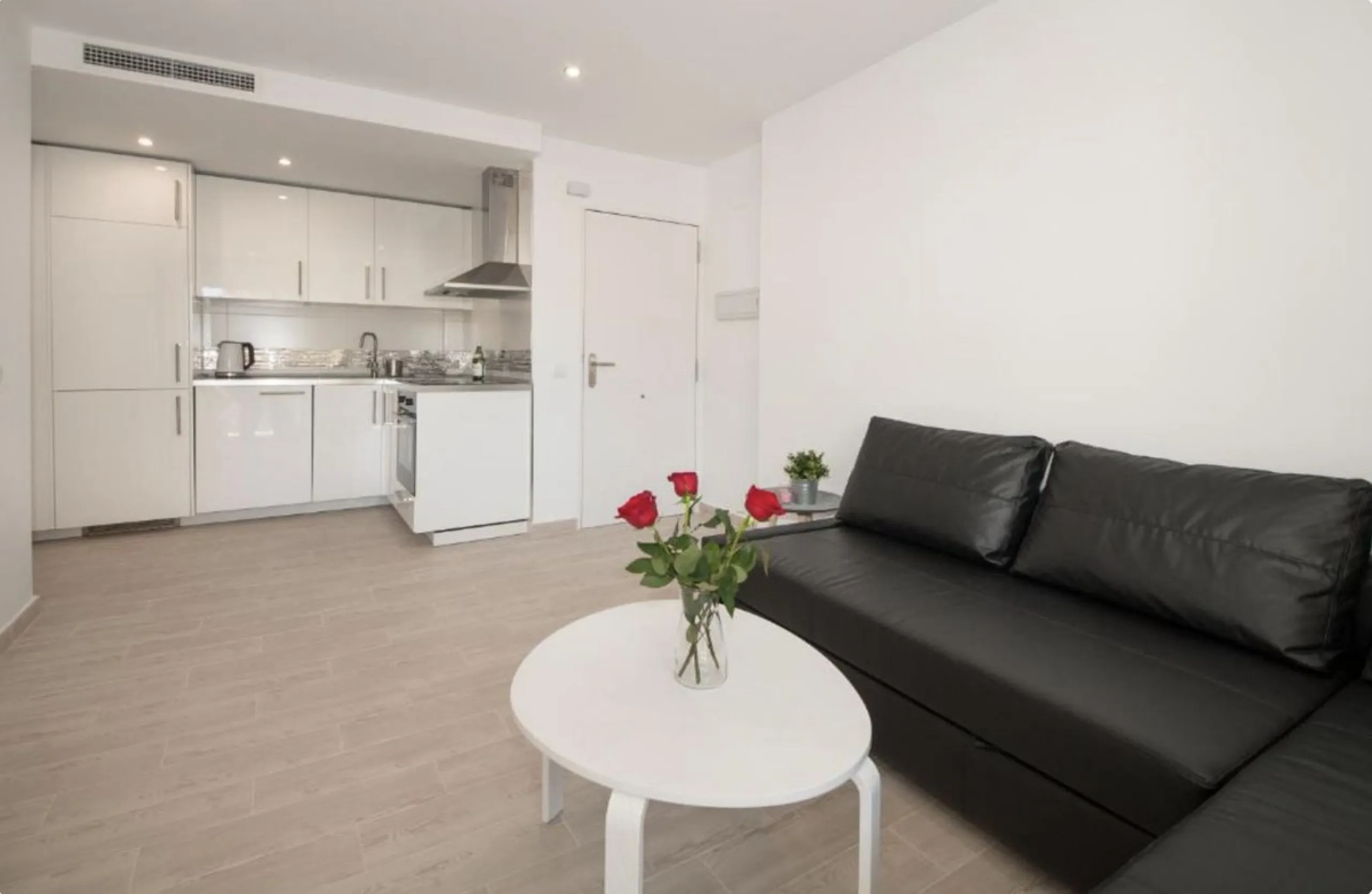Beautiful newly renovated apartment in the city centre of Fuengirola with a valid holiday rental licence already in place, making it an excellent investment opportunity from day one.