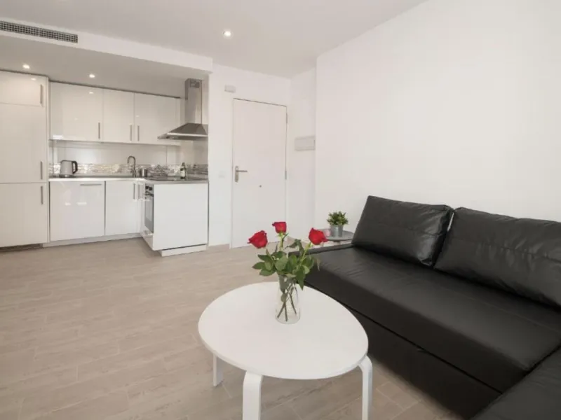 Beautiful newly renovated apartment in the city centre of Fuengirola with a valid holiday rental licence already in place, making it an excellent investment opportunity from day one.