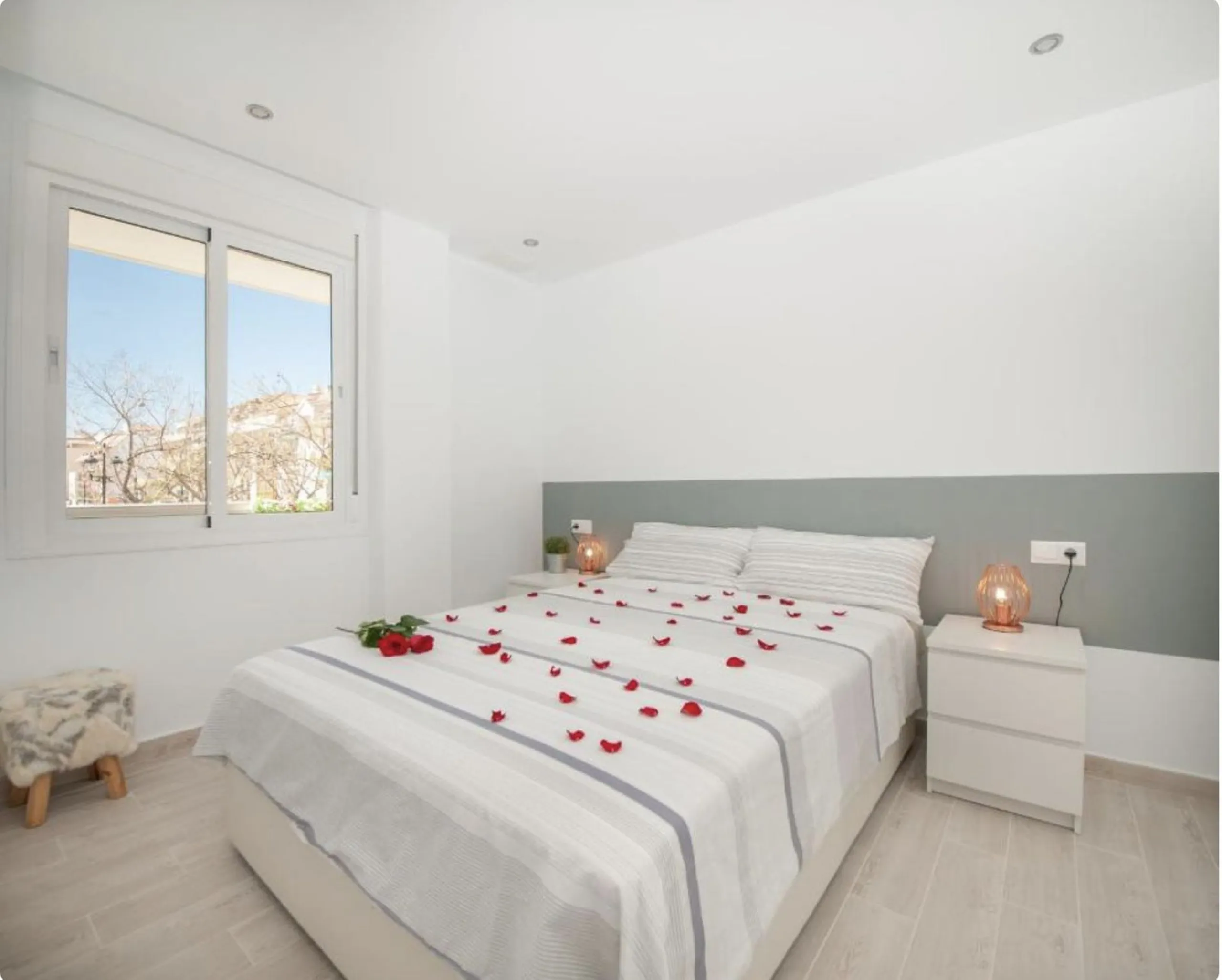 Beautiful newly renovated apartment in the city centre of Fuengirola with a valid holiday rental licence already in place, making it an excellent investment opportunity from day one.