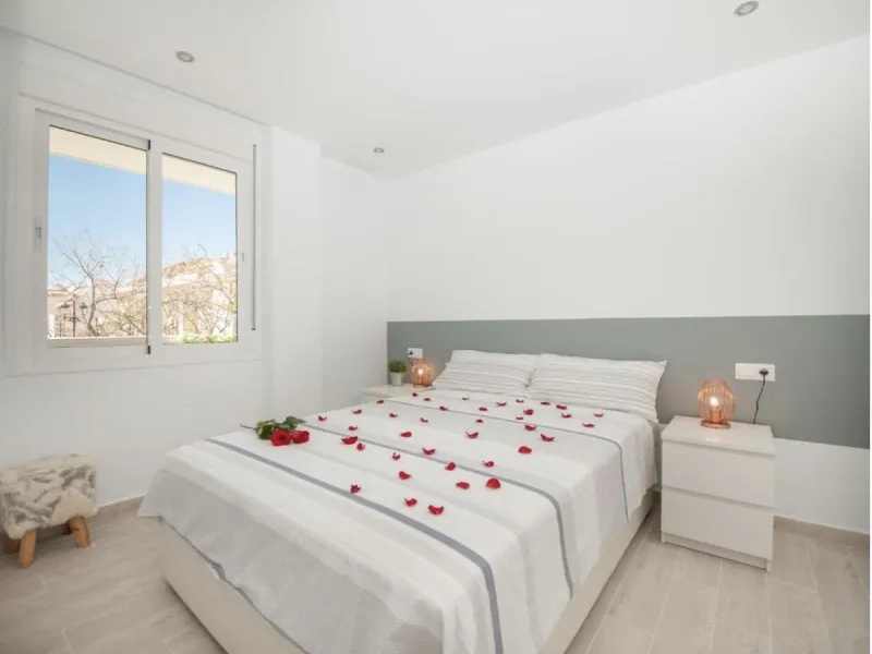 Beautiful newly renovated apartment in the city centre of Fuengirola with a valid holiday rental licence already in place, making it an excellent investment opportunity from day one.