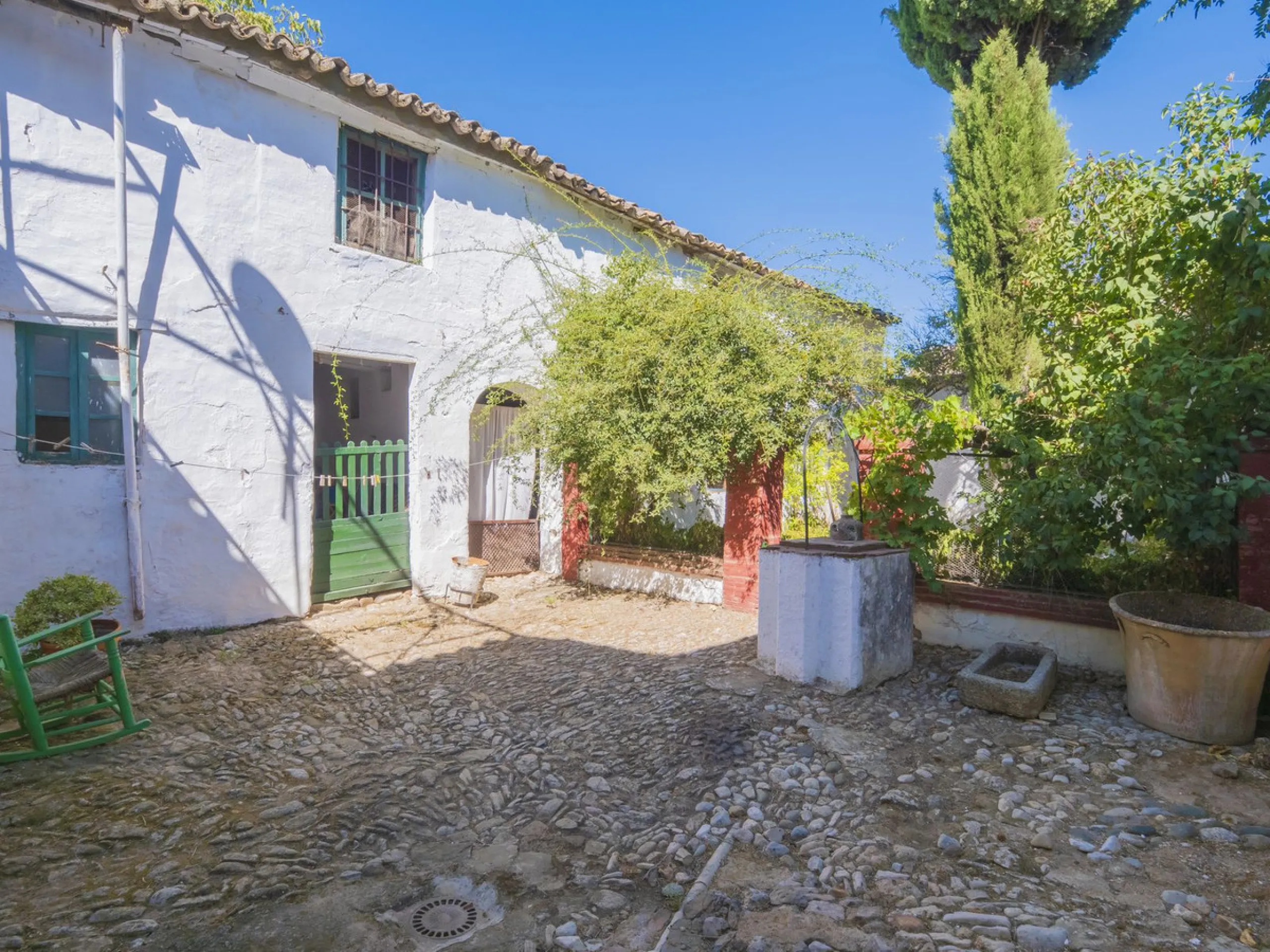 Estately House in the heart of Ronda Old Town. This is a dwelling with access from two different streets, one of them the main artery at Ronda Old Town, the second one, a cobbled XVIII century scented street with whitewashed façades, next to charming hote