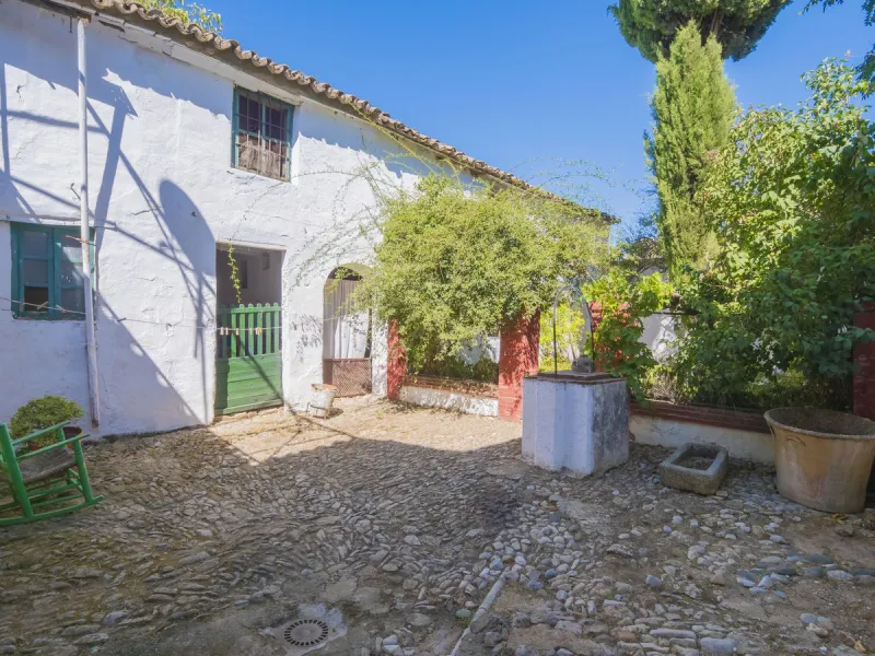 Estately House in the heart of Ronda Old Town. This is a dwelling with access from two different streets, one of them the main artery at Ronda Old Town, the second one, a cobbled XVIII century scented street with whitewashed façades, next to charming hote