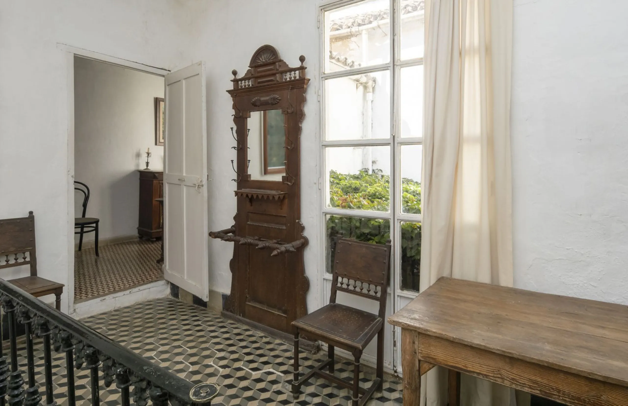 Estately House in the heart of Ronda Old Town. This is a dwelling with access from two different streets, one of them the main artery at Ronda Old Town, the second one, a cobbled XVIII century scented street with whitewashed façades, next to charming hote