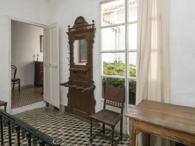 Estately House in the heart of Ronda Old Town. This is a dwelling with access from two different streets, one of them the main artery at Ronda Old Town, the second one, a cobbled XVIII century scented street with whitewashed façades, next to charming hote