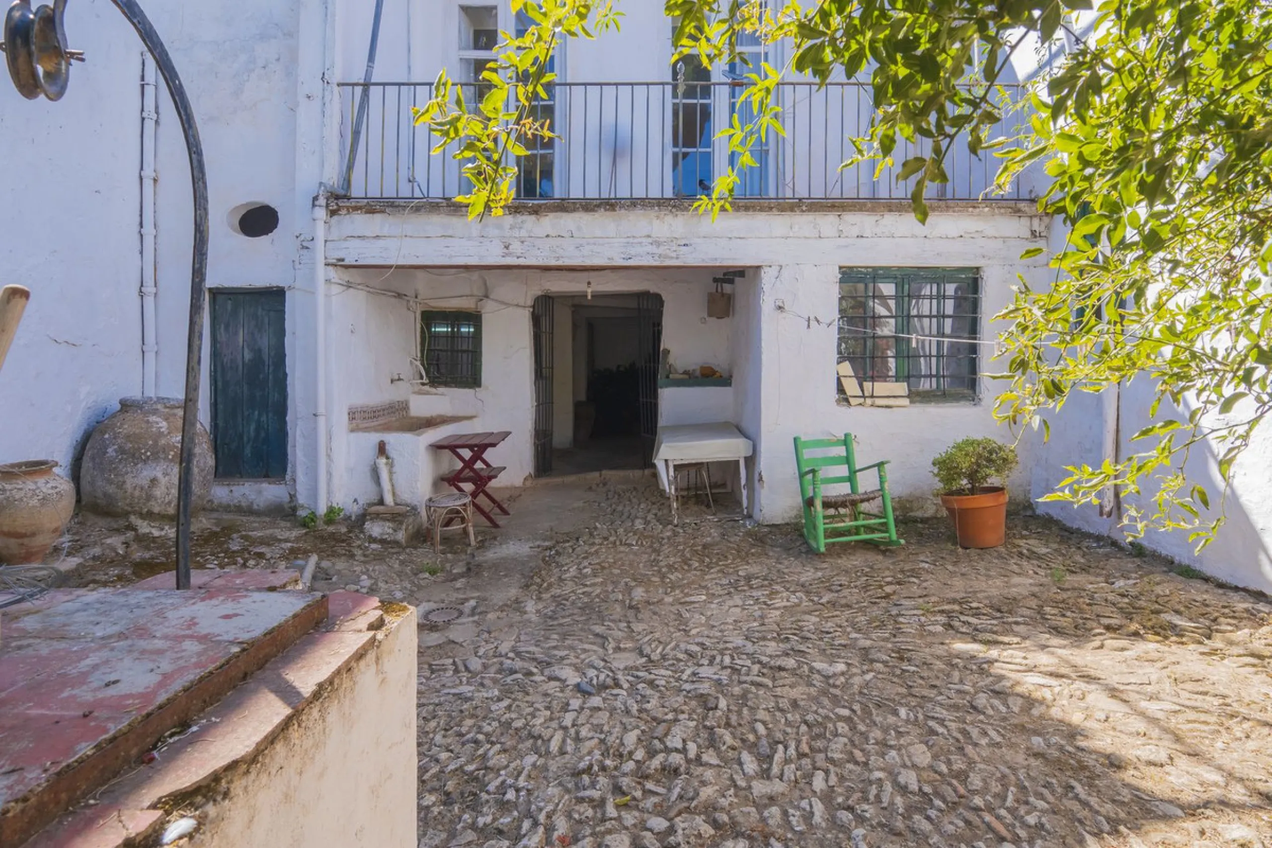 Estately House in the heart of Ronda Old Town. This is a dwelling with access from two different streets, one of them the main artery at Ronda Old Town, the second one, a cobbled XVIII century scented street with whitewashed façades, next to charming hote