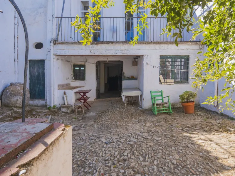 Estately House in the heart of Ronda Old Town. This is a dwelling with access from two different streets, one of them the main artery at Ronda Old Town, the second one, a cobbled XVIII century scented street with whitewashed façades, next to charming hote