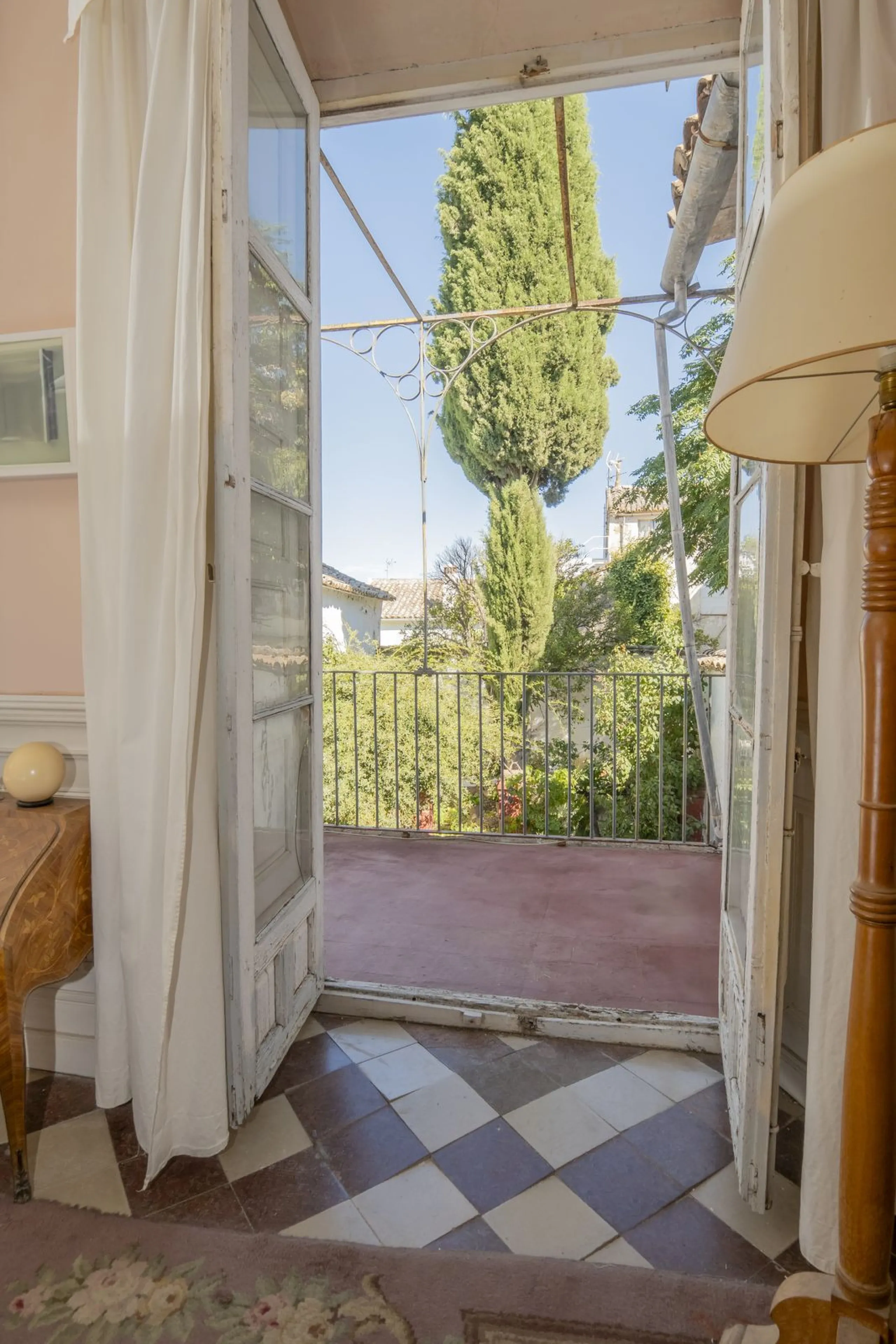 Estately House in the heart of Ronda Old Town. This is a dwelling with access from two different streets, one of them the main artery at Ronda Old Town, the second one, a cobbled XVIII century scented street with whitewashed façades, next to charming hote