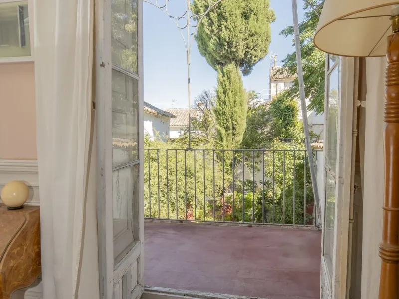 Estately House in the heart of Ronda Old Town. This is a dwelling with access from two different streets, one of them the main artery at Ronda Old Town, the second one, a cobbled XVIII century scented street with whitewashed façades, next to charming hote