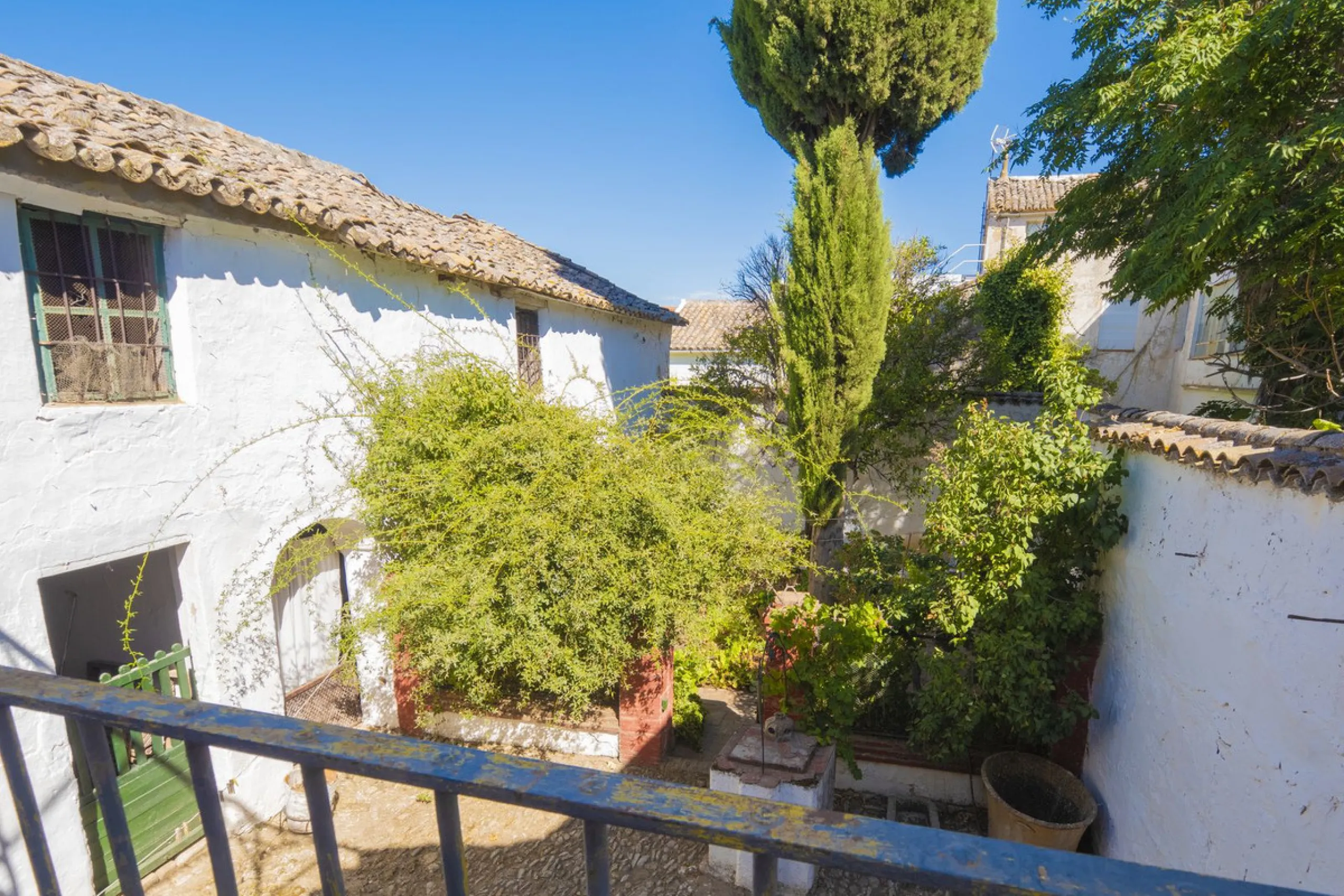 Estately House in the heart of Ronda Old Town. This is a dwelling with access from two different streets, one of them the main artery at Ronda Old Town, the second one, a cobbled XVIII century scented street with whitewashed façades, next to charming hote