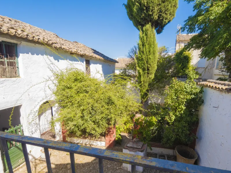 Estately House in the heart of Ronda Old Town. This is a dwelling with access from two different streets, one of them the main artery at Ronda Old Town, the second one, a cobbled XVIII century scented street with whitewashed façades, next to charming hote