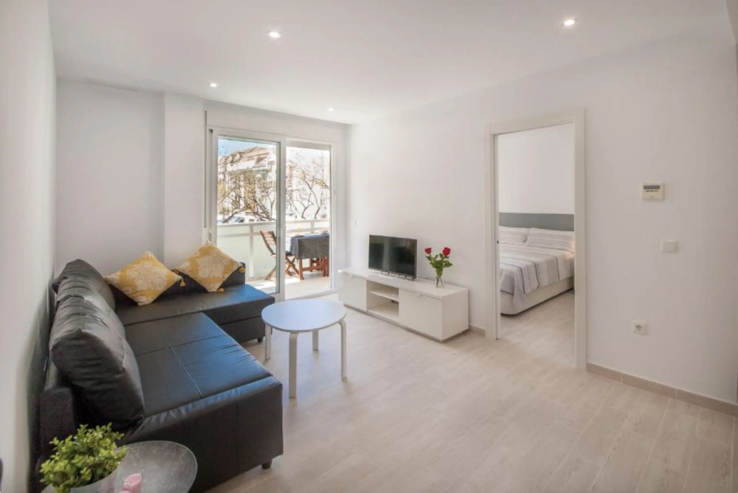 Beautiful newly renovated apartment in the city centre of Fuengirola with a valid holiday rental licence already in place, making it an excellent investment opportunity from day one.
