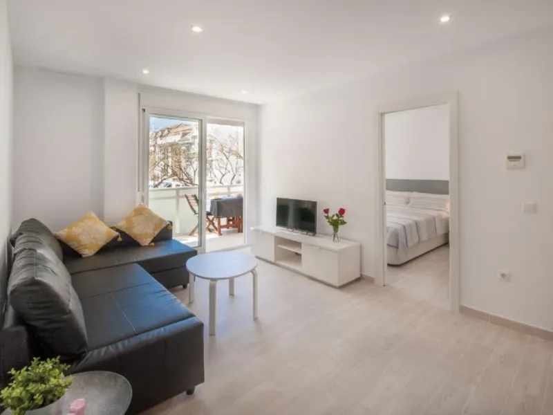 Beautiful newly renovated apartment in the city centre of Fuengirola with a valid holiday rental licence already in place, making it an excellent investment opportunity from day one.