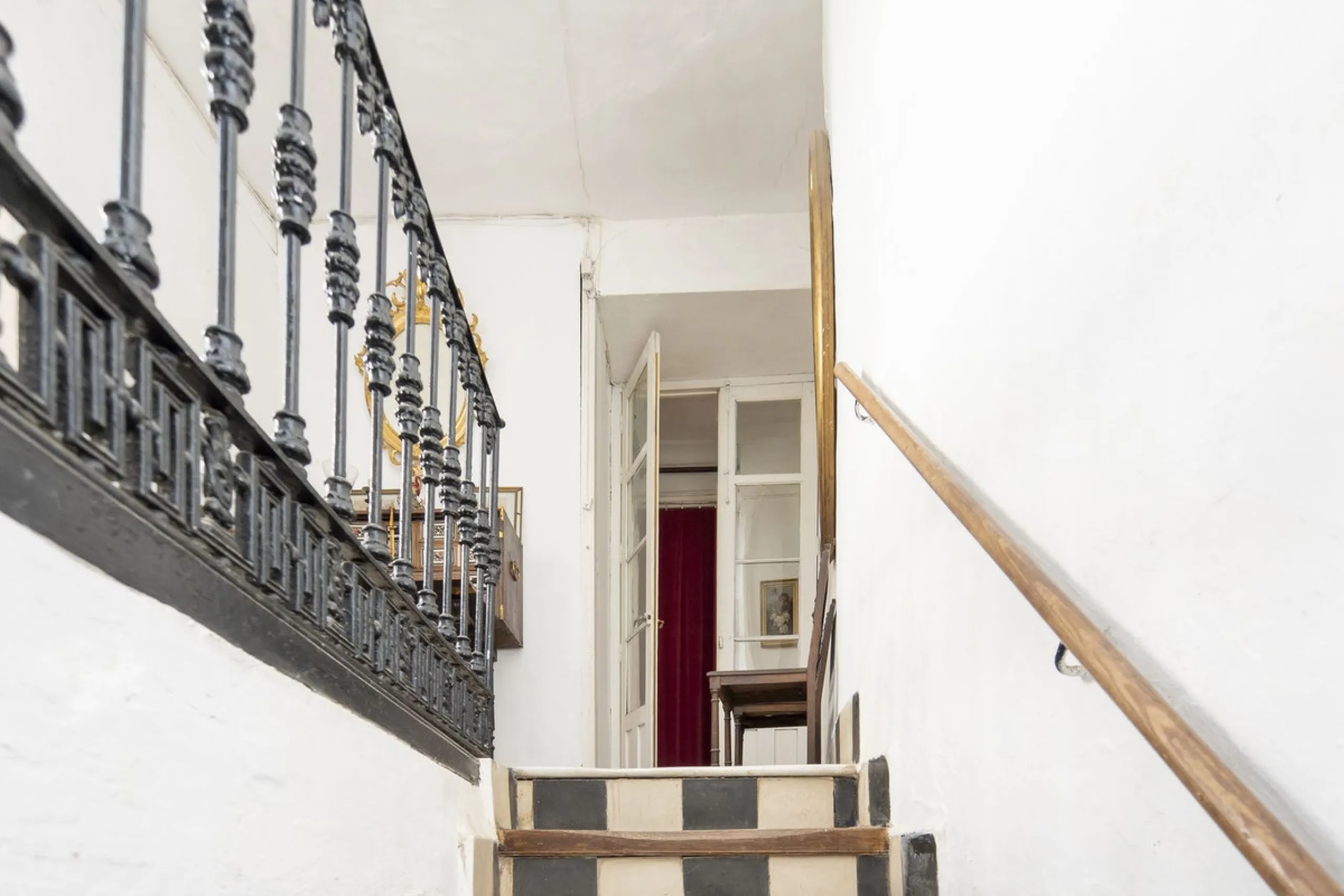 Estately House in the heart of Ronda Old Town. This is a dwelling with access from two different streets, one of them the main artery at Ronda Old Town, the second one, a cobbled XVIII century scented street with whitewashed façades, next to charming hote
