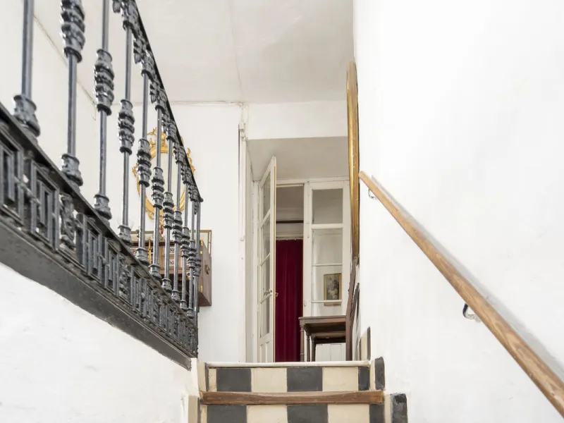 Estately House in the heart of Ronda Old Town. This is a dwelling with access from two different streets, one of them the main artery at Ronda Old Town, the second one, a cobbled XVIII century scented street with whitewashed façades, next to charming hote
