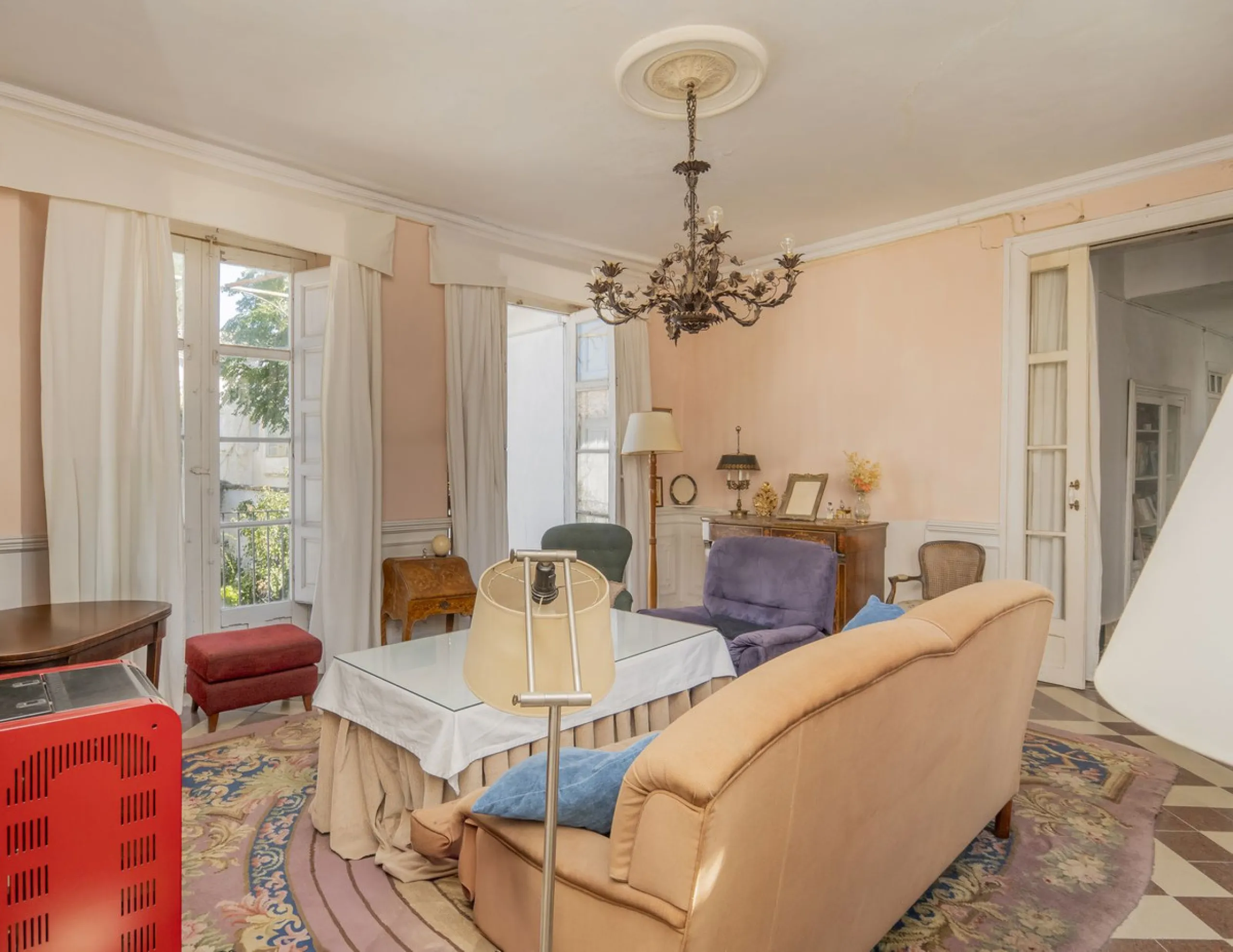 Estately House in the heart of Ronda Old Town. This is a dwelling with access from two different streets, one of them the main artery at Ronda Old Town, the second one, a cobbled XVIII century scented street with whitewashed façades, next to charming hote