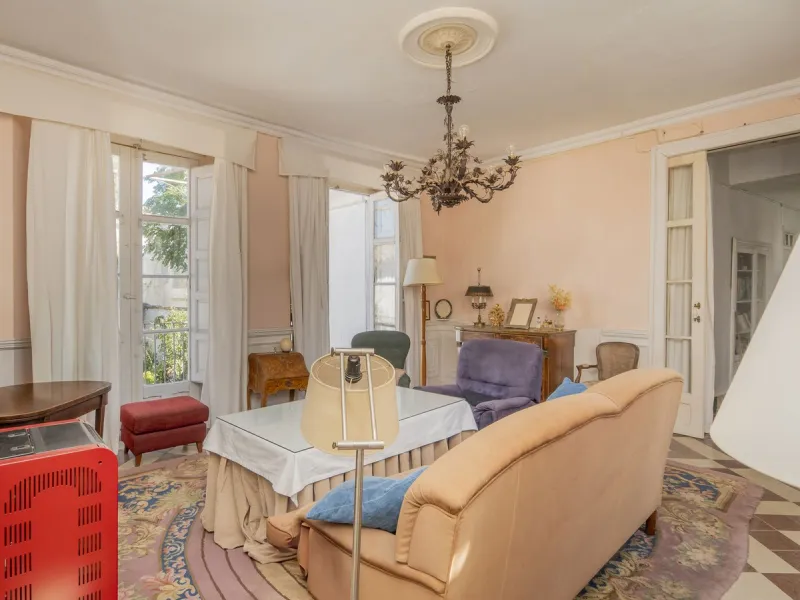 Estately House in the heart of Ronda Old Town. This is a dwelling with access from two different streets, one of them the main artery at Ronda Old Town, the second one, a cobbled XVIII century scented street with whitewashed façades, next to charming hote