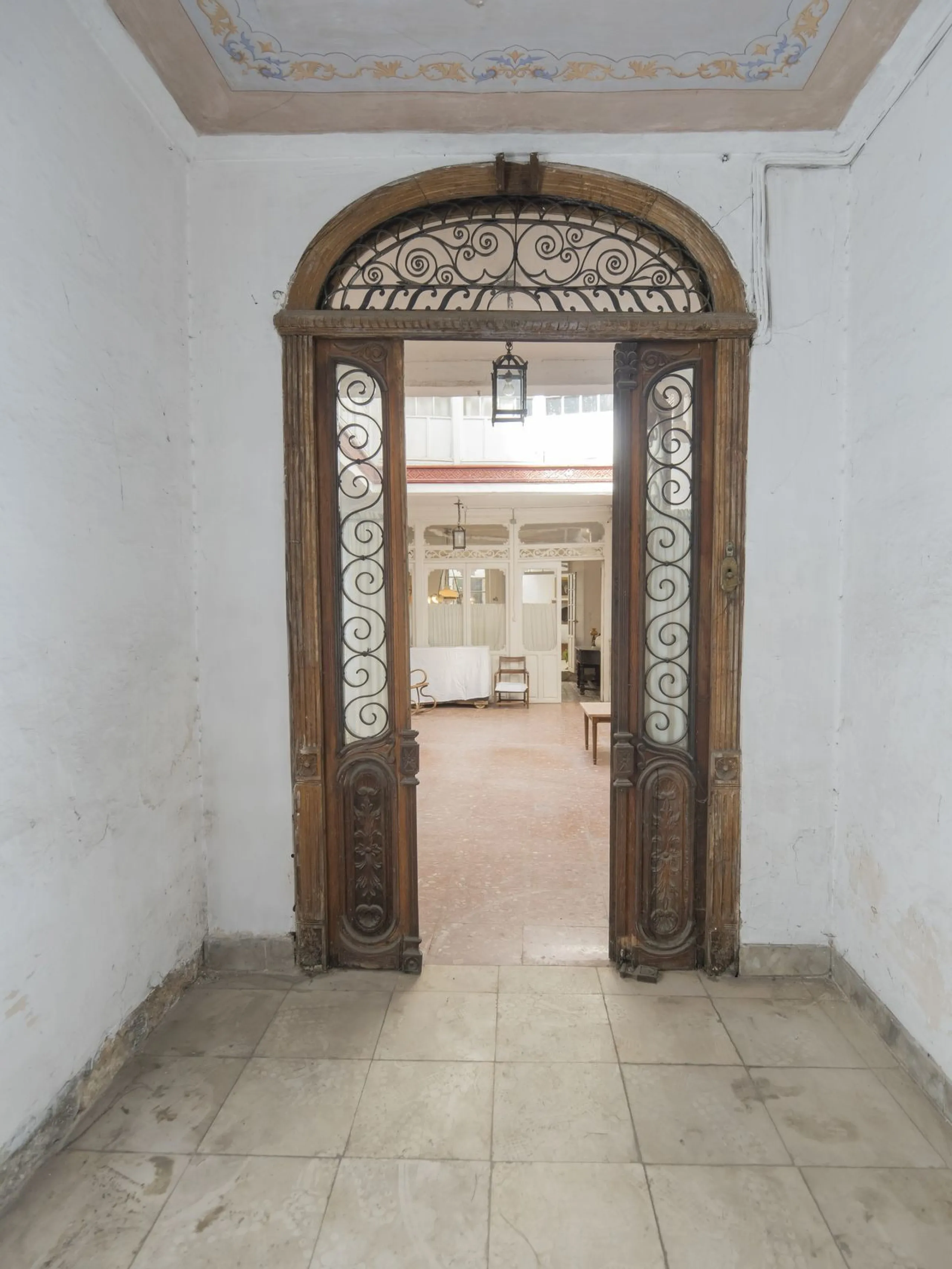 Estately House in the heart of Ronda Old Town. This is a dwelling with access from two different streets, one of them the main artery at Ronda Old Town, the second one, a cobbled XVIII century scented street with whitewashed façades, next to charming hote