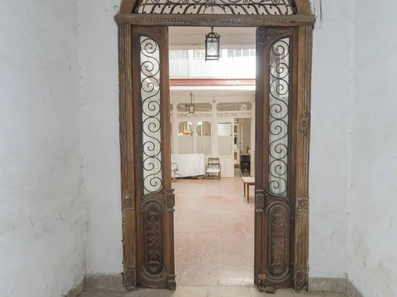 Estately House in the heart of Ronda Old Town. This is a dwelling with access from two different streets, one of them the main artery at Ronda Old Town, the second one, a cobbled XVIII century scented street with whitewashed façades, next to charming hote