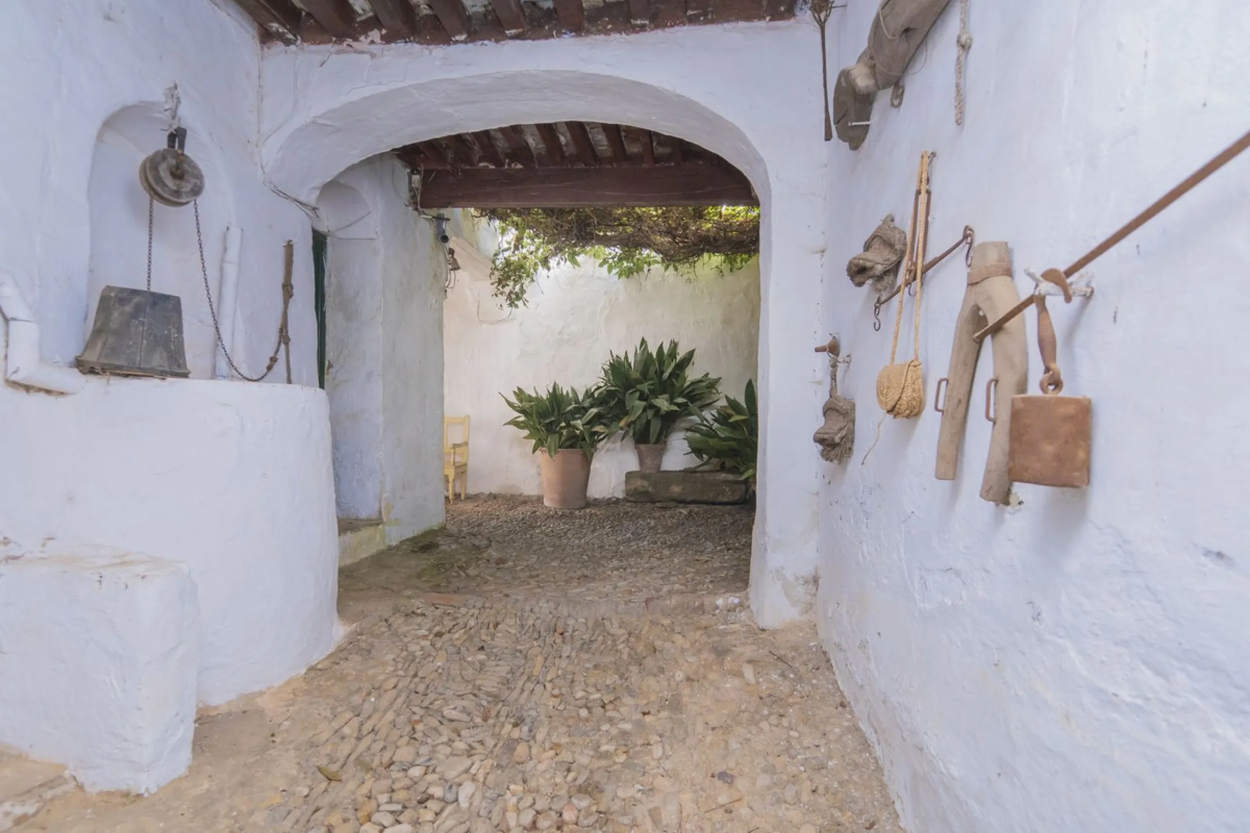 Estately House in the heart of Ronda Old Town. This is a dwelling with access from two different streets, one of them the main artery at Ronda Old Town, the second one, a cobbled XVIII century scented street with whitewashed façades, next to charming hote