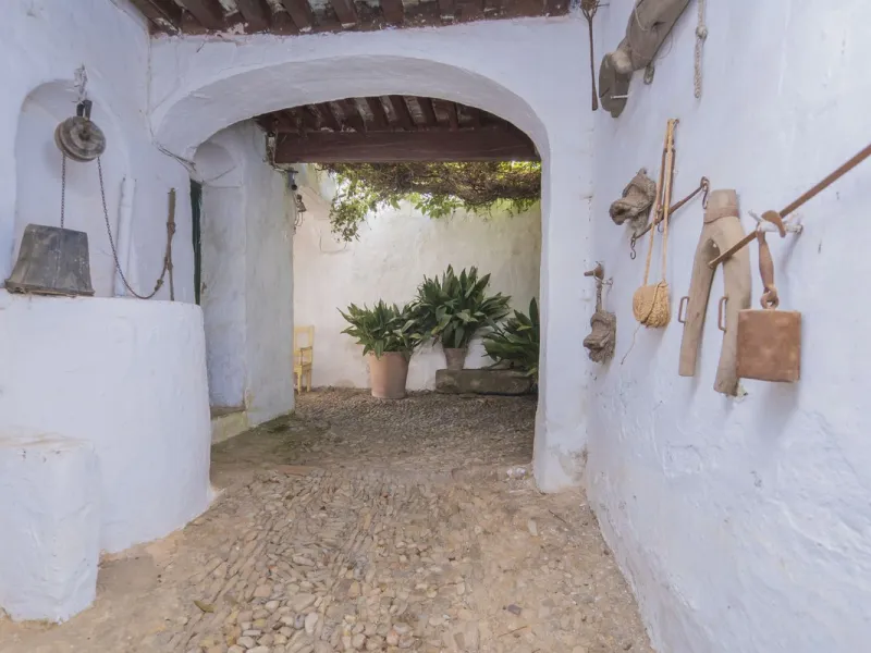 Estately House in the heart of Ronda Old Town. This is a dwelling with access from two different streets, one of them the main artery at Ronda Old Town, the second one, a cobbled XVIII century scented street with whitewashed façades, next to charming hote