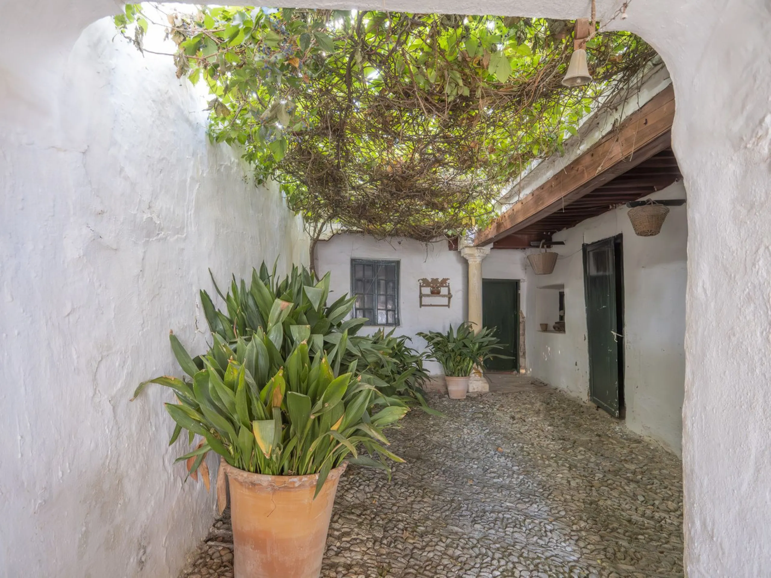 Estately House in the heart of Ronda Old Town. This is a dwelling with access from two different streets, one of them the main artery at Ronda Old Town, the second one, a cobbled XVIII century scented street with whitewashed façades, next to charming hote