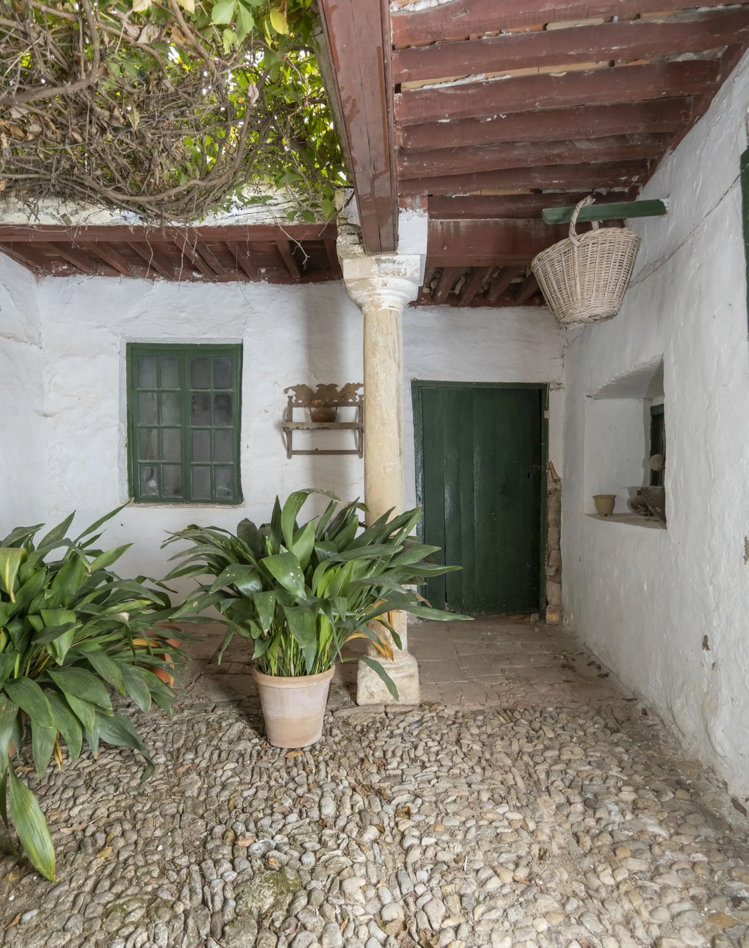 Estately House in the heart of Ronda Old Town. This is a dwelling with access from two different streets, one of them the main artery at Ronda Old Town, the second one, a cobbled XVIII century scented street with whitewashed façades, next to charming hote