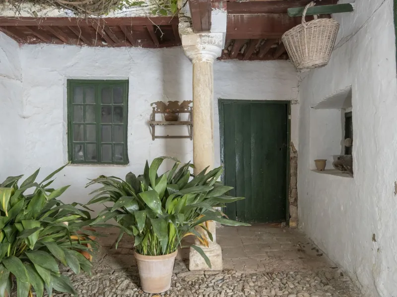 Estately House in the heart of Ronda Old Town. This is a dwelling with access from two different streets, one of them the main artery at Ronda Old Town, the second one, a cobbled XVIII century scented street with whitewashed façades, next to charming hote