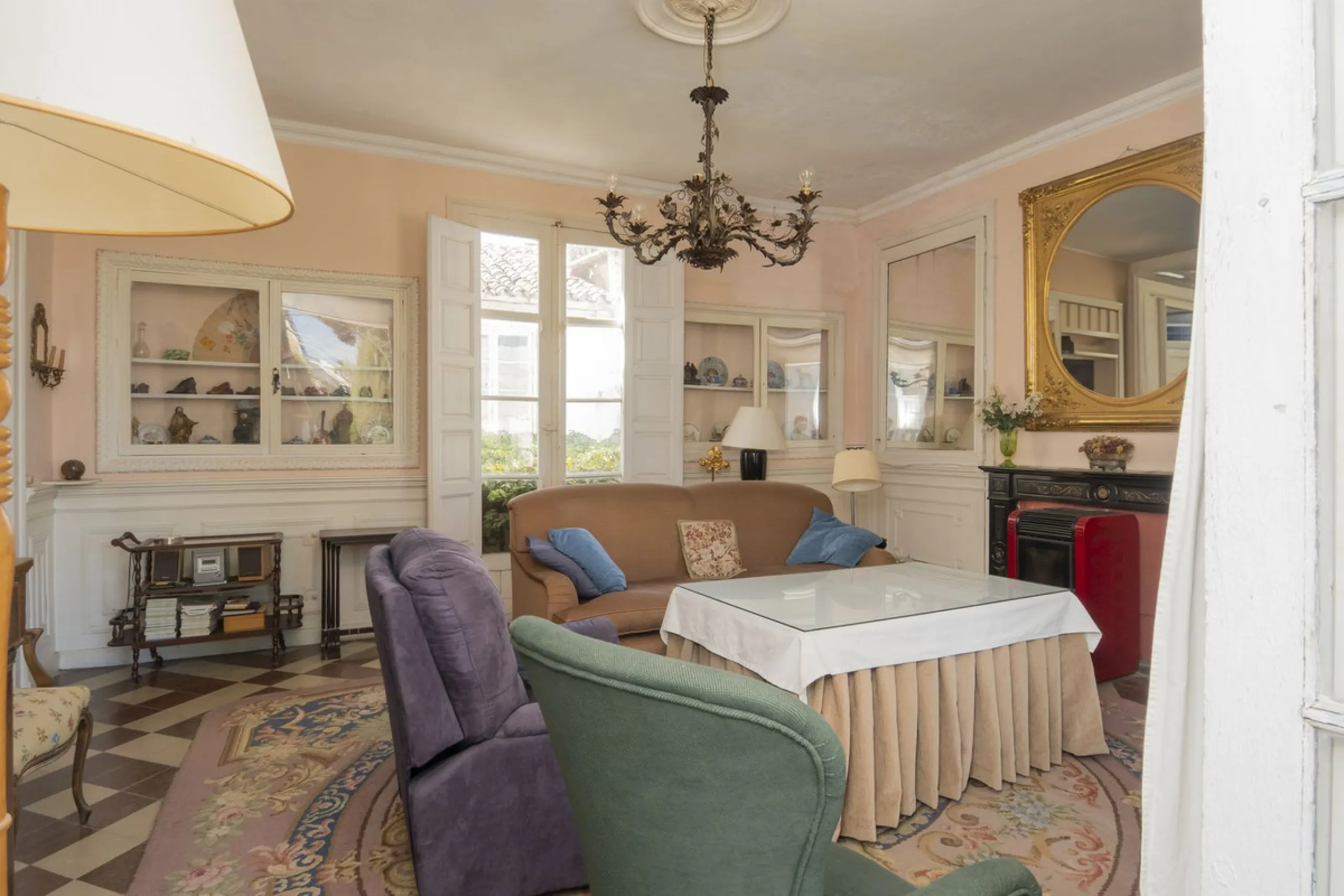 Estately House in the heart of Ronda Old Town. This is a dwelling with access from two different streets, one of them the main artery at Ronda Old Town, the second one, a cobbled XVIII century scented street with whitewashed façades, next to charming hote