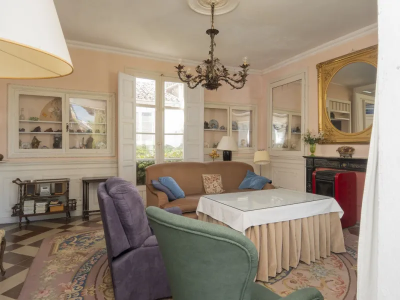 Estately House in the heart of Ronda Old Town. This is a dwelling with access from two different streets, one of them the main artery at Ronda Old Town, the second one, a cobbled XVIII century scented street with whitewashed façades, next to charming hote