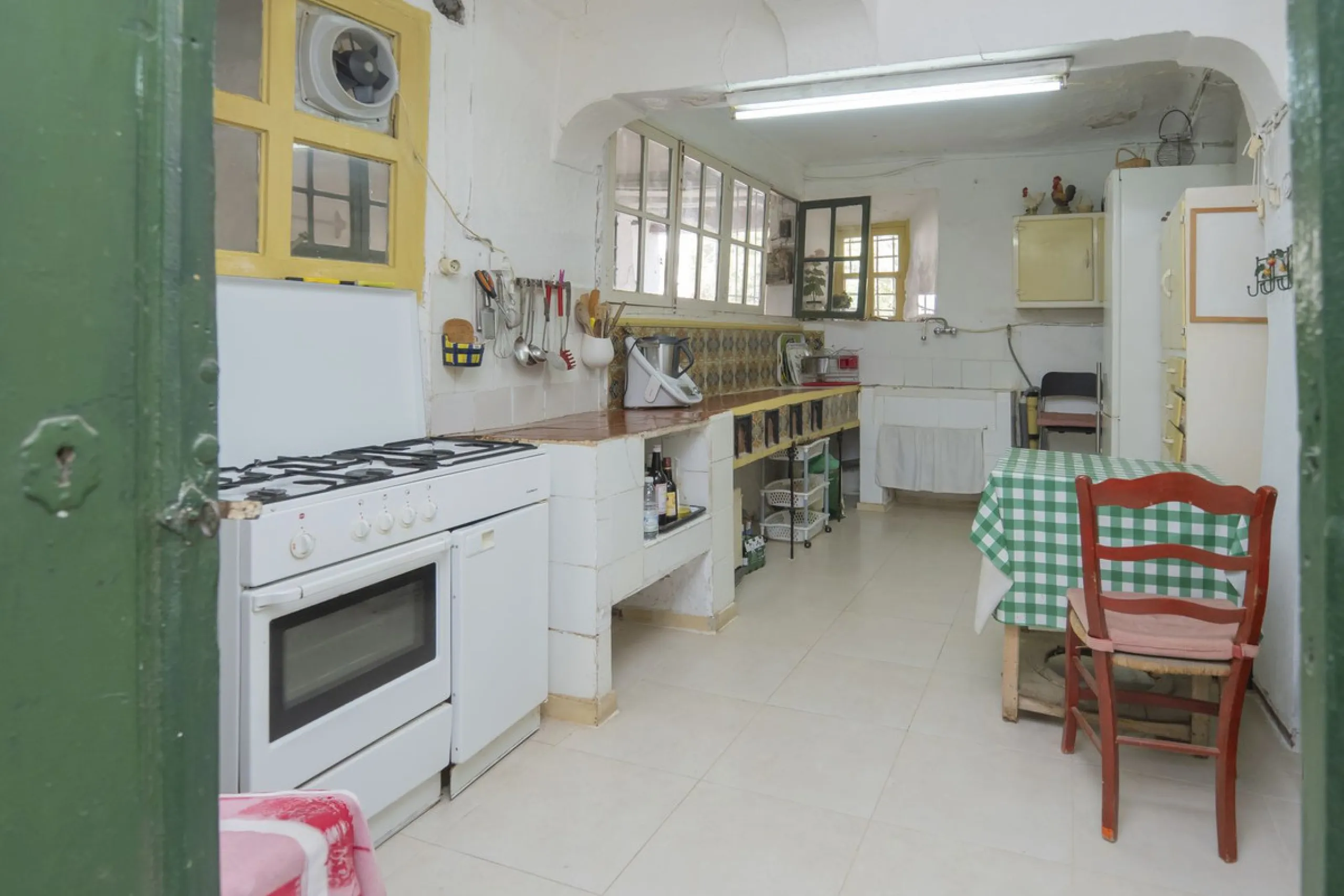 Estately House in the heart of Ronda Old Town. This is a dwelling with access from two different streets, one of them the main artery at Ronda Old Town, the second one, a cobbled XVIII century scented street with whitewashed façades, next to charming hote