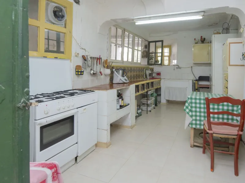 Estately House in the heart of Ronda Old Town. This is a dwelling with access from two different streets, one of them the main artery at Ronda Old Town, the second one, a cobbled XVIII century scented street with whitewashed façades, next to charming hote