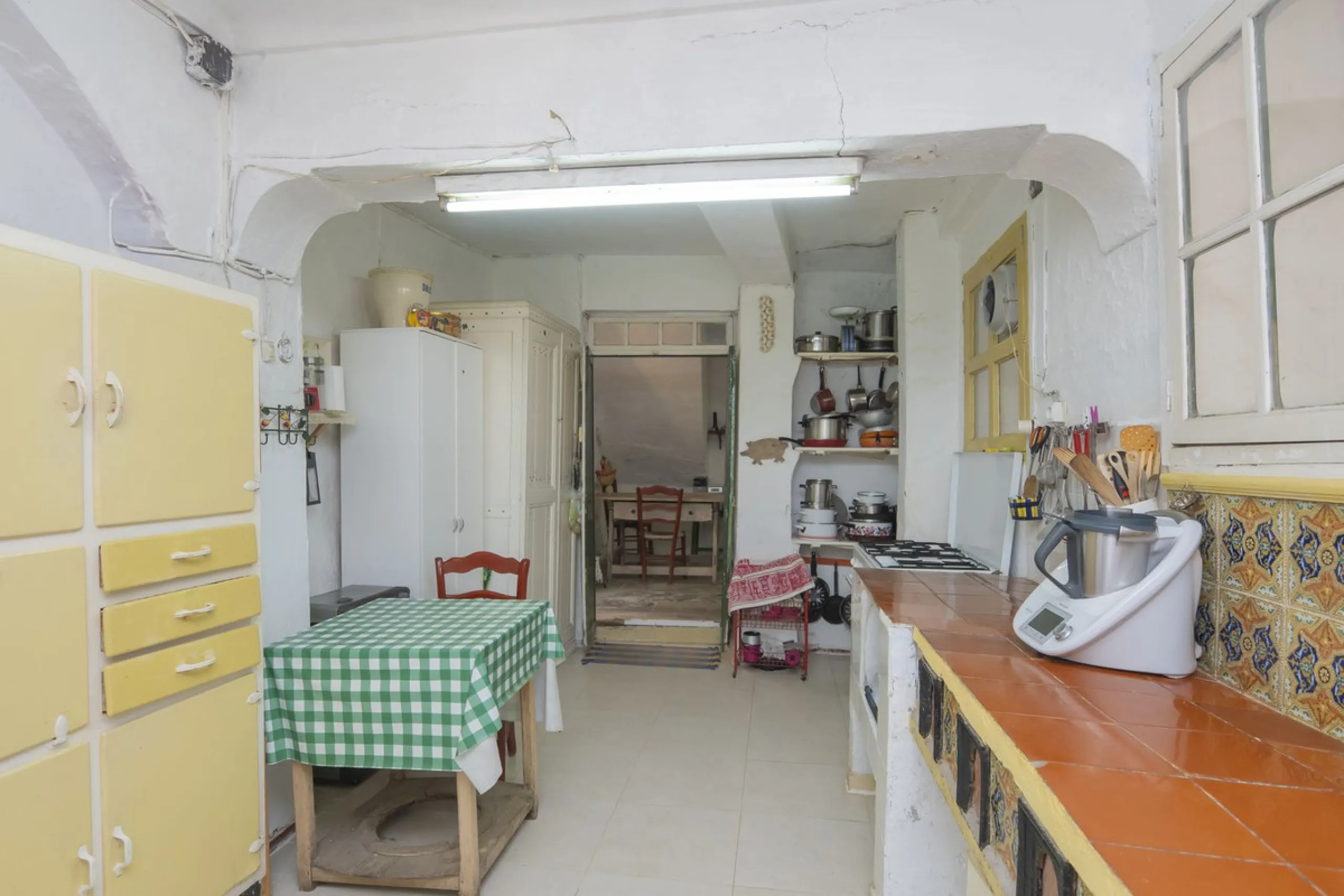 Estately House in the heart of Ronda Old Town. This is a dwelling with access from two different streets, one of them the main artery at Ronda Old Town, the second one, a cobbled XVIII century scented street with whitewashed façades, next to charming hote