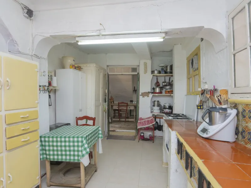 Estately House in the heart of Ronda Old Town. This is a dwelling with access from two different streets, one of them the main artery at Ronda Old Town, the second one, a cobbled XVIII century scented street with whitewashed façades, next to charming hote