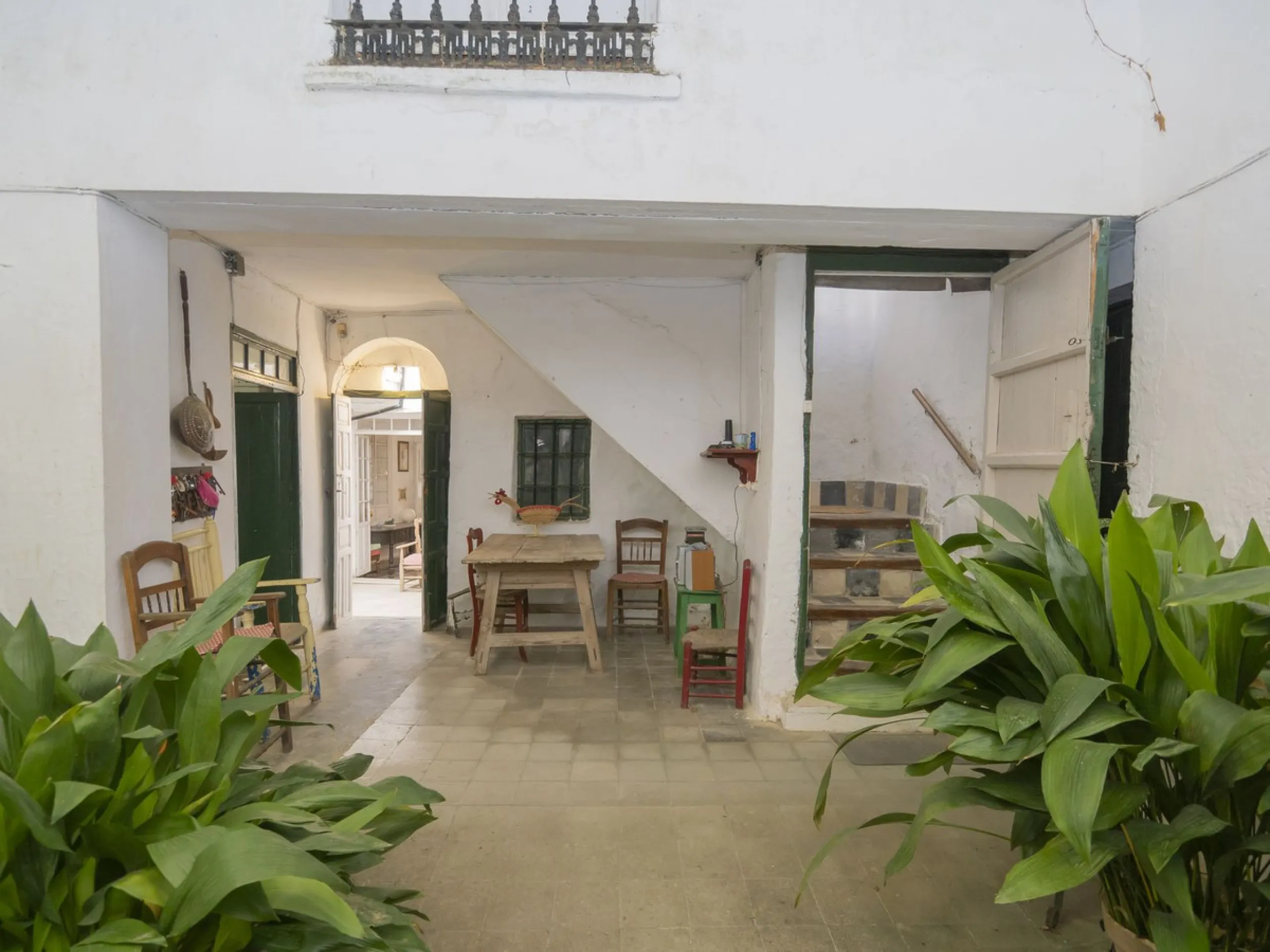 Estately House in the heart of Ronda Old Town. This is a dwelling with access from two different streets, one of them the main artery at Ronda Old Town, the second one, a cobbled XVIII century scented street with whitewashed façades, next to charming hote