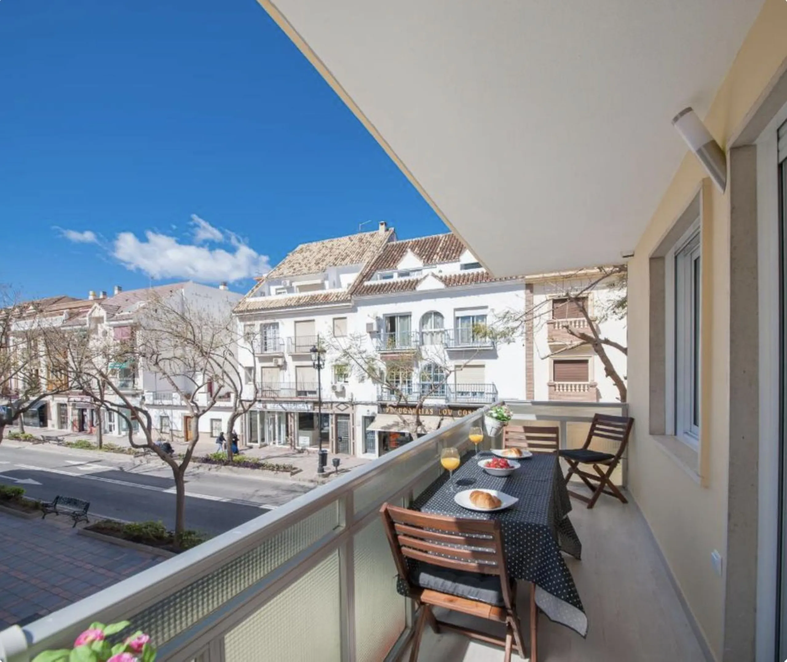 Beautiful newly renovated apartment in the city centre of Fuengirola with a valid holiday rental licence already in place, making it an excellent investment opportunity from day one.