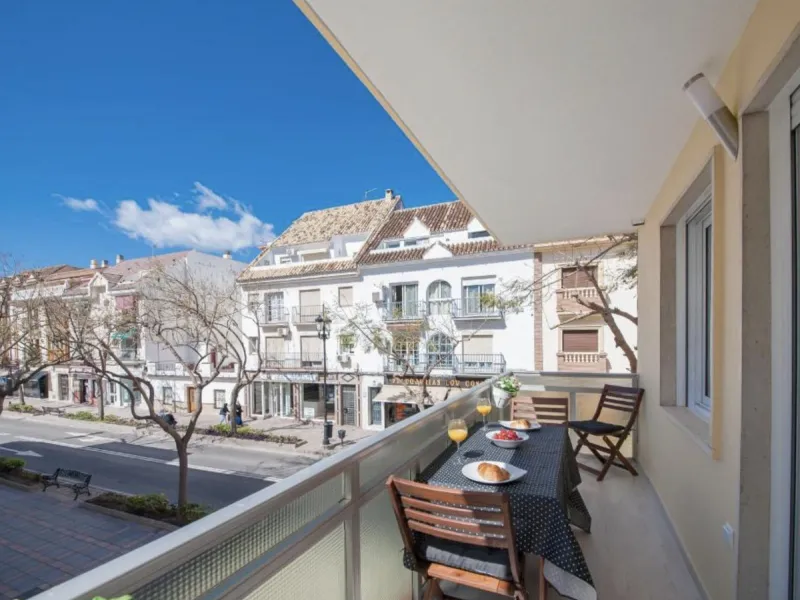 Beautiful newly renovated apartment in the city centre of Fuengirola with a valid holiday rental licence already in place, making it an excellent investment opportunity from day one.