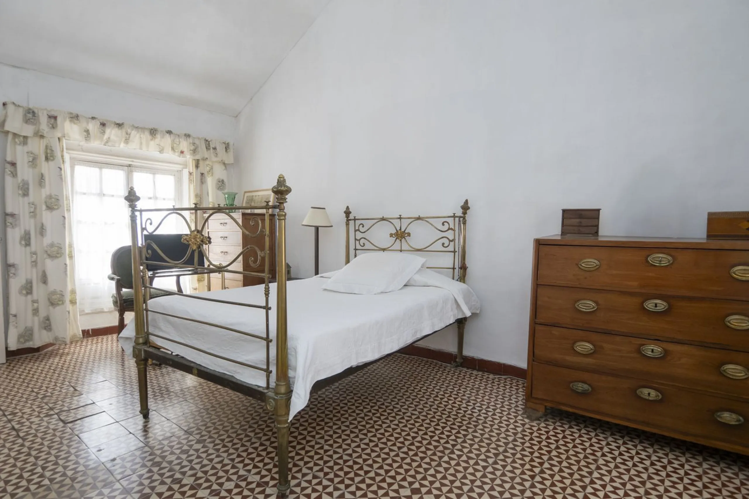 Estately House in the heart of Ronda Old Town. This is a dwelling with access from two different streets, one of them the main artery at Ronda Old Town, the second one, a cobbled XVIII century scented street with whitewashed façades, next to charming hote