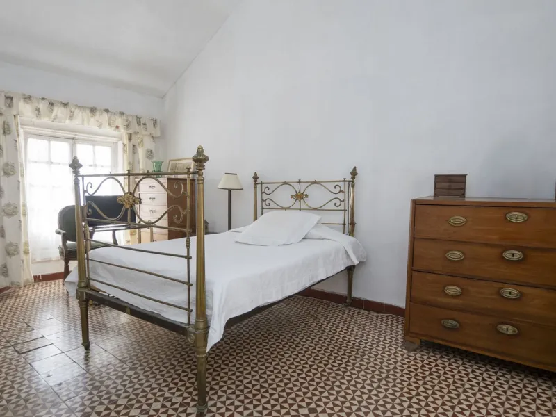 Estately House in the heart of Ronda Old Town. This is a dwelling with access from two different streets, one of them the main artery at Ronda Old Town, the second one, a cobbled XVIII century scented street with whitewashed façades, next to charming hote