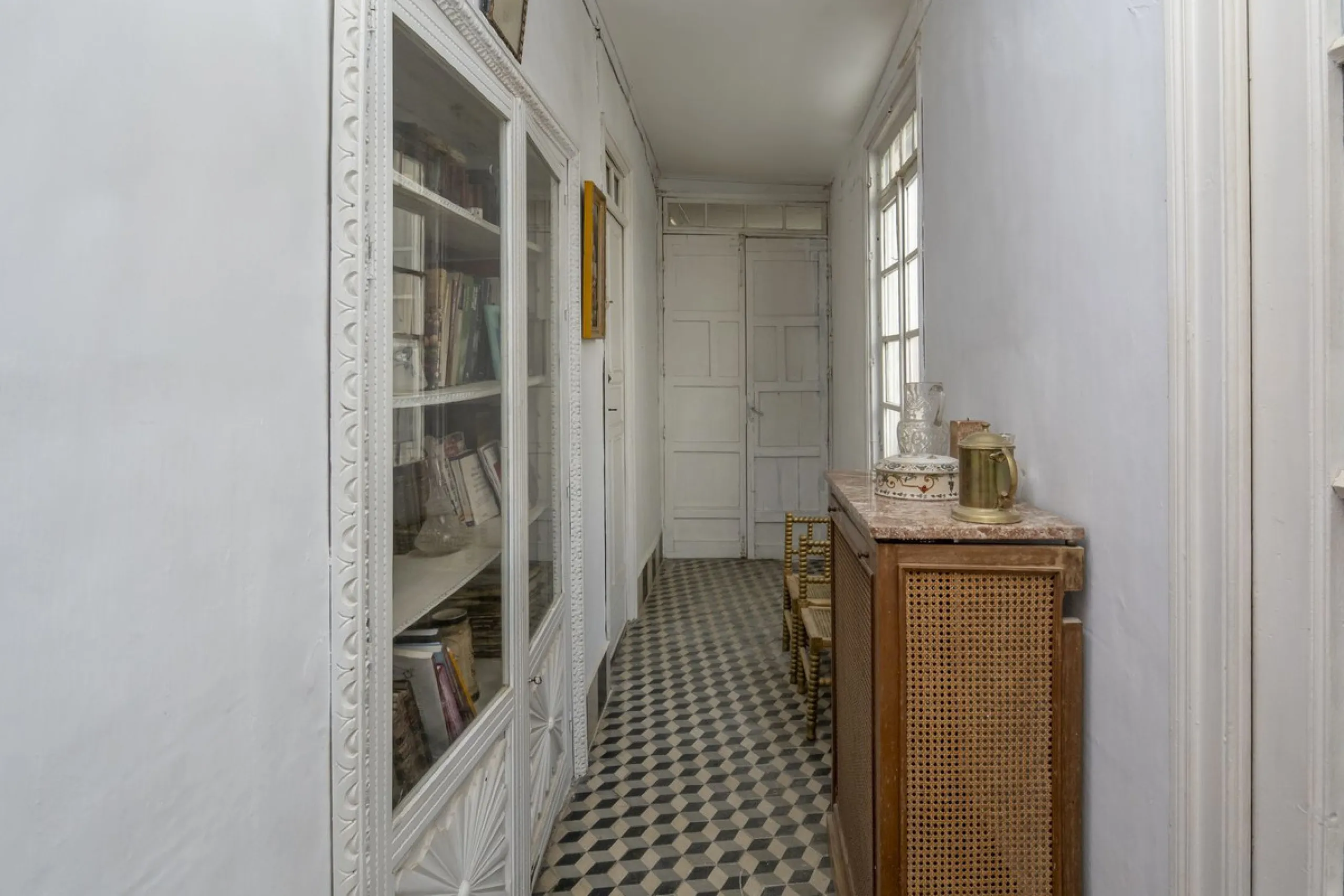 Estately House in the heart of Ronda Old Town. This is a dwelling with access from two different streets, one of them the main artery at Ronda Old Town, the second one, a cobbled XVIII century scented street with whitewashed façades, next to charming hote