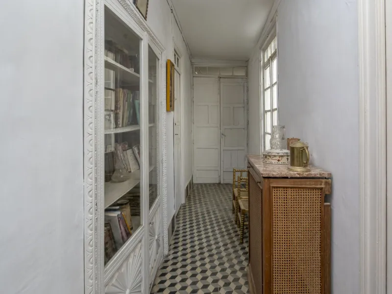 Estately House in the heart of Ronda Old Town. This is a dwelling with access from two different streets, one of them the main artery at Ronda Old Town, the second one, a cobbled XVIII century scented street with whitewashed façades, next to charming hote