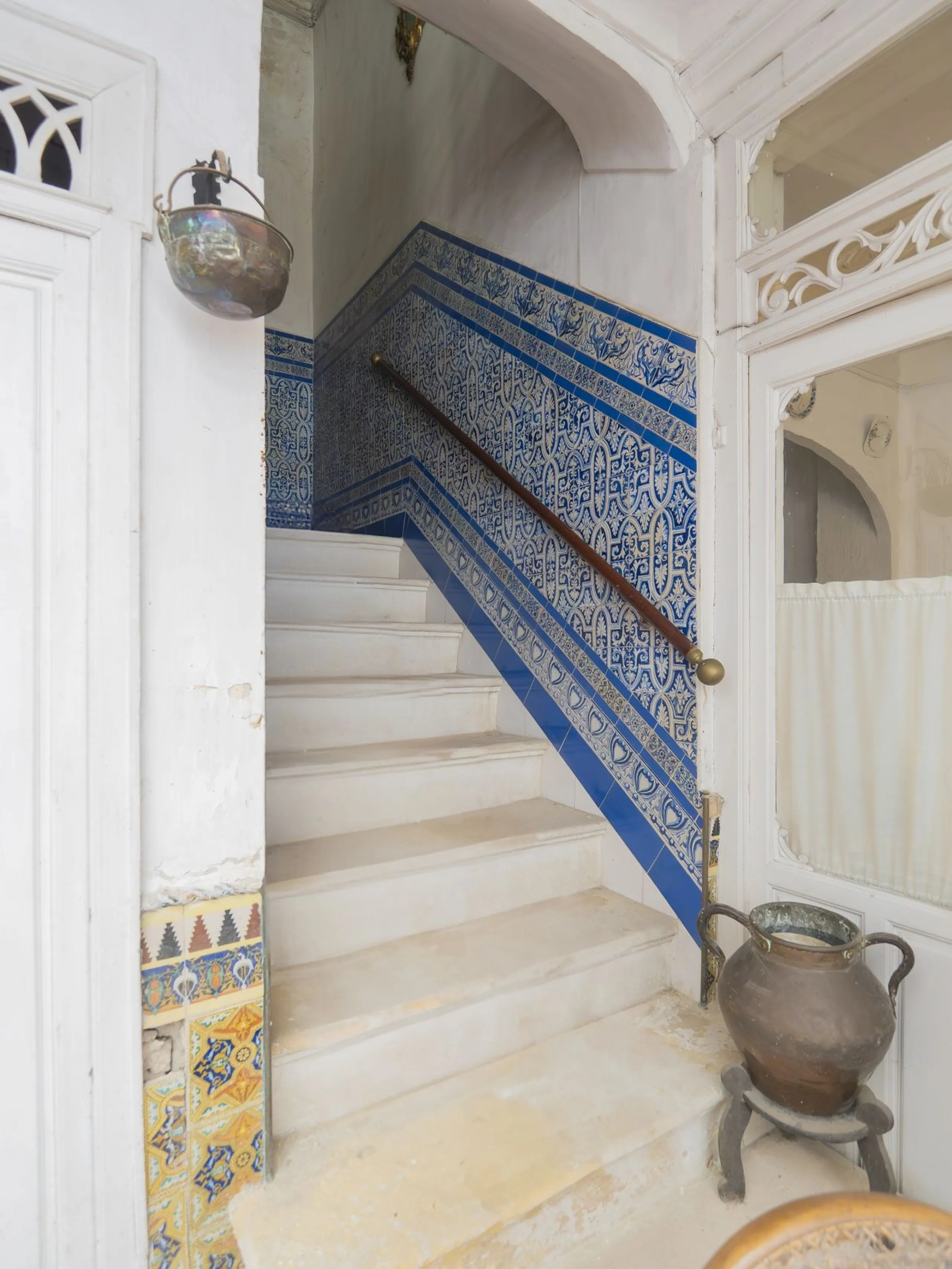 Estately House in the heart of Ronda Old Town. This is a dwelling with access from two different streets, one of them the main artery at Ronda Old Town, the second one, a cobbled XVIII century scented street with whitewashed façades, next to charming hote