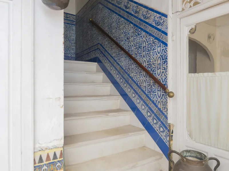 Estately House in the heart of Ronda Old Town. This is a dwelling with access from two different streets, one of them the main artery at Ronda Old Town, the second one, a cobbled XVIII century scented street with whitewashed façades, next to charming hote