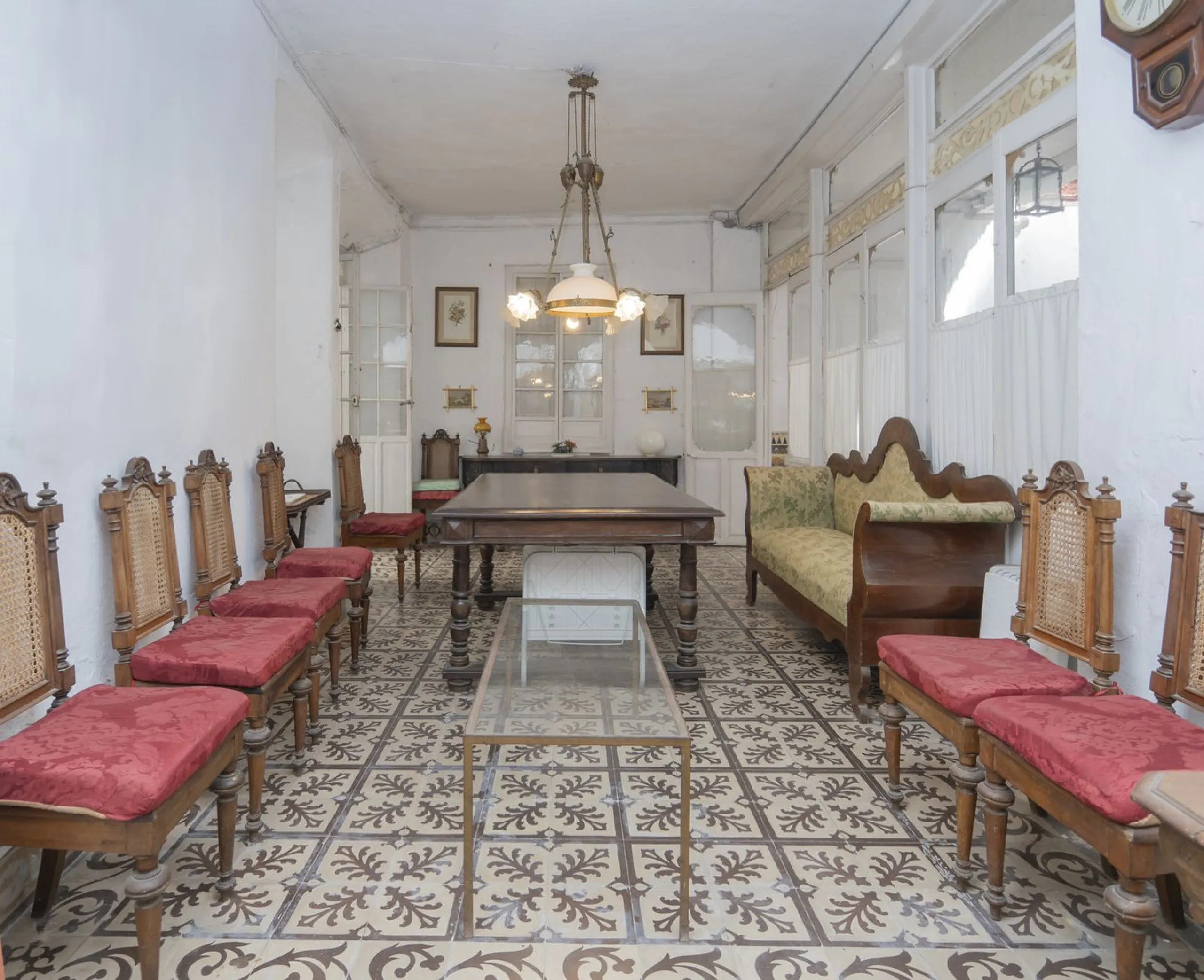 Estately House in the heart of Ronda Old Town. This is a dwelling with access from two different streets, one of them the main artery at Ronda Old Town, the second one, a cobbled XVIII century scented street with whitewashed façades, next to charming hote