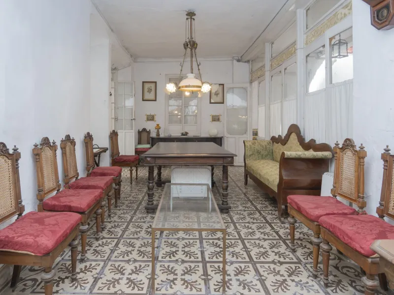 Estately House in the heart of Ronda Old Town. This is a dwelling with access from two different streets, one of them the main artery at Ronda Old Town, the second one, a cobbled XVIII century scented street with whitewashed façades, next to charming hote