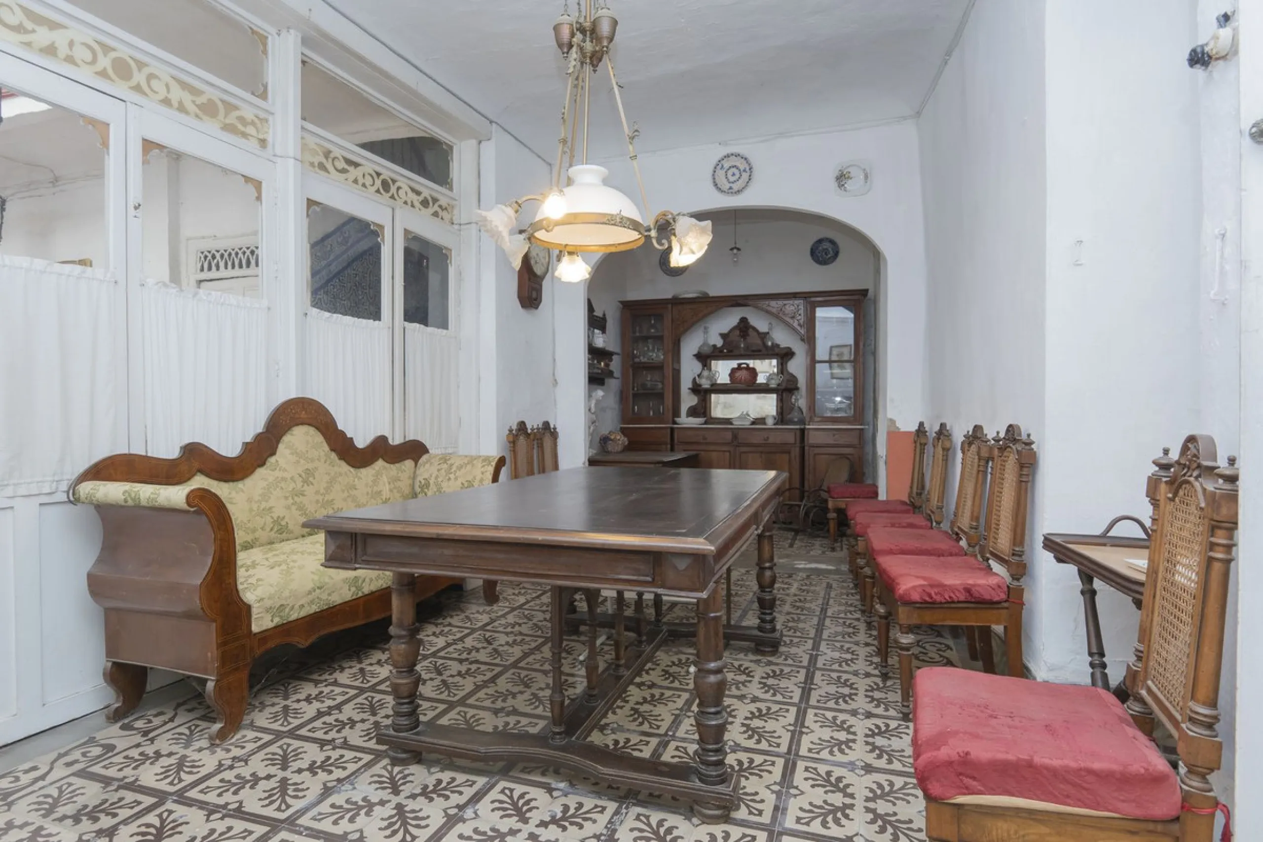 Estately House in the heart of Ronda Old Town. This is a dwelling with access from two different streets, one of them the main artery at Ronda Old Town, the second one, a cobbled XVIII century scented street with whitewashed façades, next to charming hote