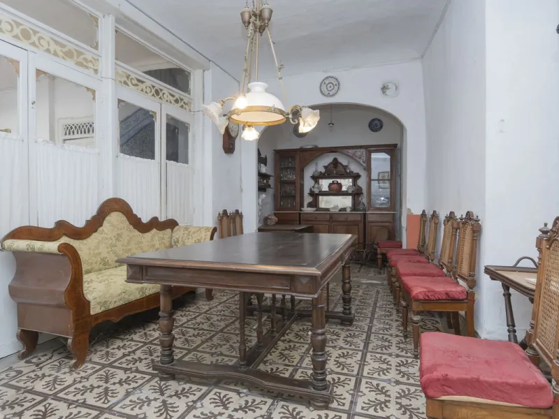 Estately House in the heart of Ronda Old Town. This is a dwelling with access from two different streets, one of them the main artery at Ronda Old Town, the second one, a cobbled XVIII century scented street with whitewashed façades, next to charming hote