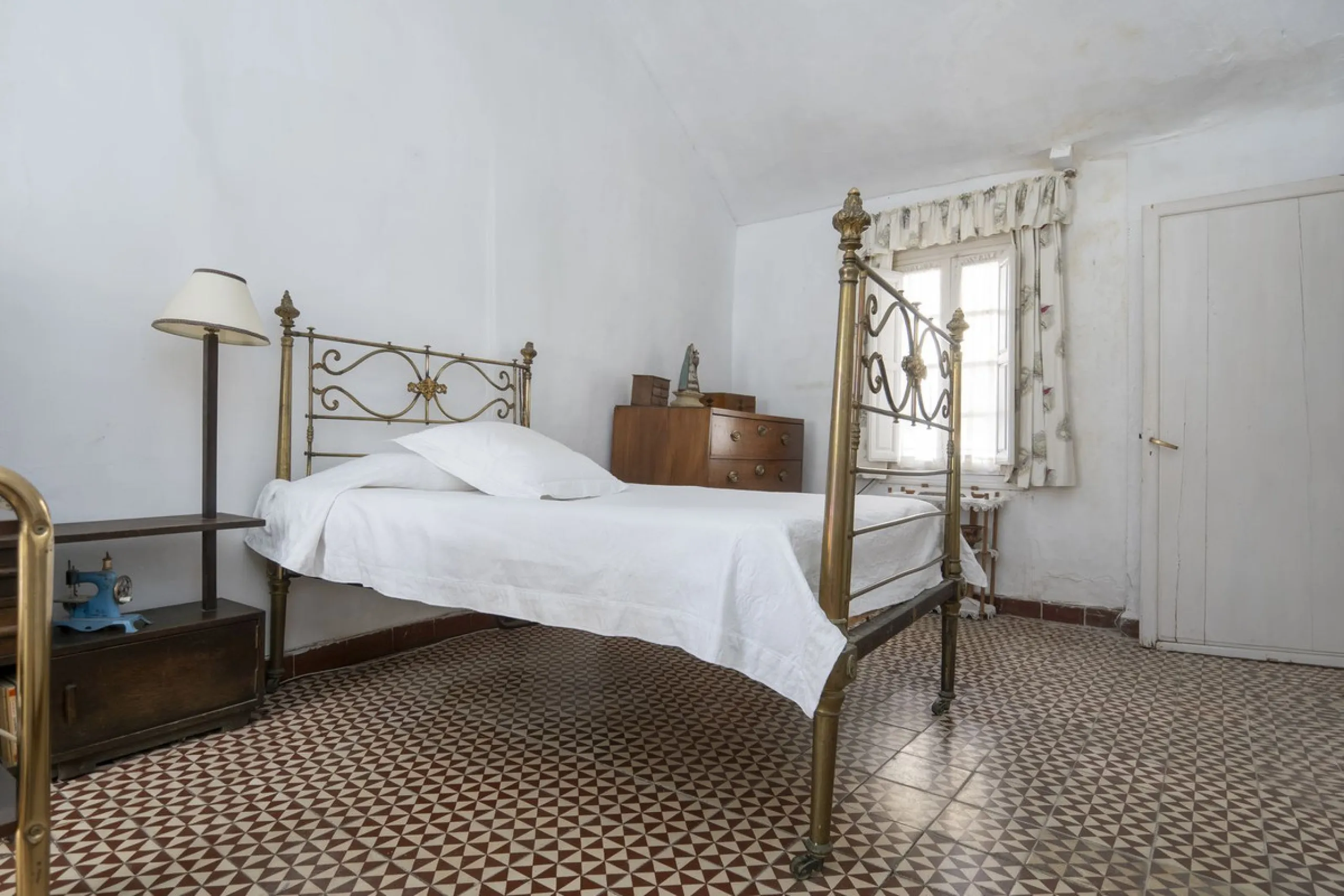 Estately House in the heart of Ronda Old Town. This is a dwelling with access from two different streets, one of them the main artery at Ronda Old Town, the second one, a cobbled XVIII century scented street with whitewashed façades, next to charming hote