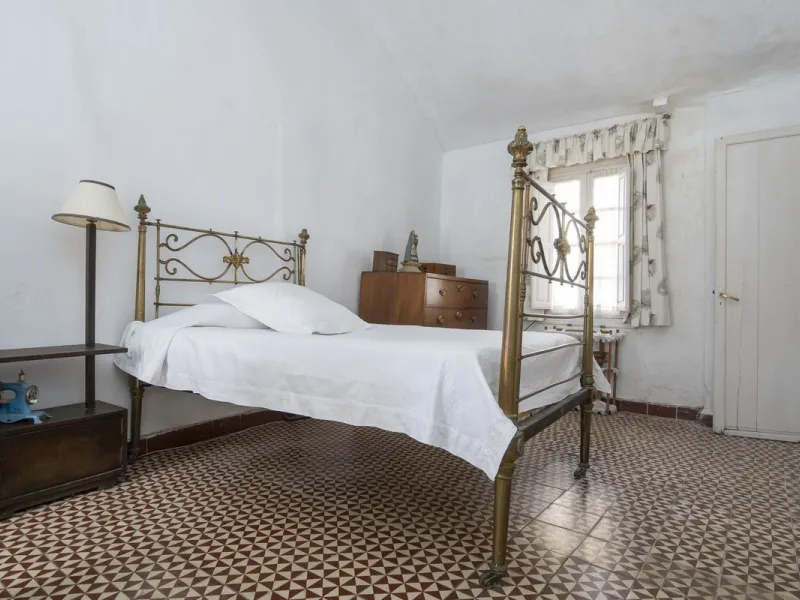 Estately House in the heart of Ronda Old Town. This is a dwelling with access from two different streets, one of them the main artery at Ronda Old Town, the second one, a cobbled XVIII century scented street with whitewashed façades, next to charming hote