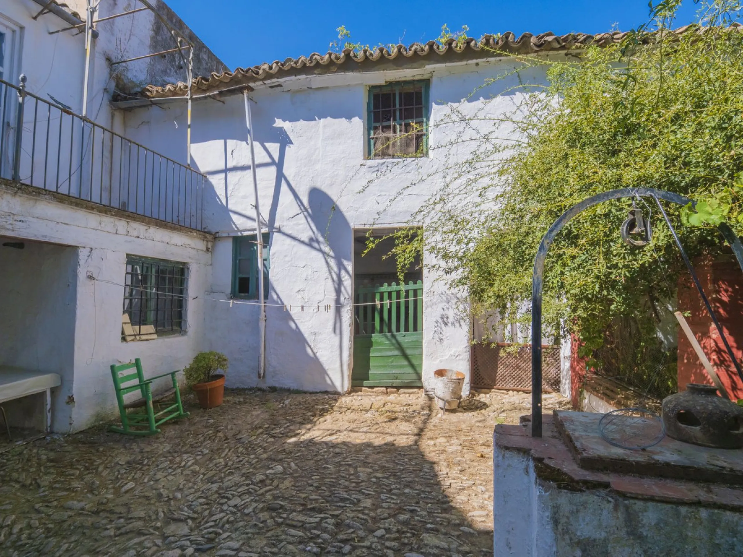 Estately House in the heart of Ronda Old Town. This is a dwelling with access from two different streets, one of them the main artery at Ronda Old Town, the second one, a cobbled XVIII century scented street with whitewashed façades, next to charming hote